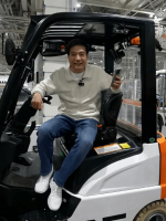 雷军新目标学叉车！小米汽车工厂春节开放参观 科技魅力等你探