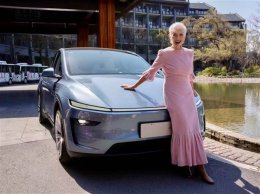 马斯克之母中国行：樱花粉下体验Model Y 大赞焕新魅力