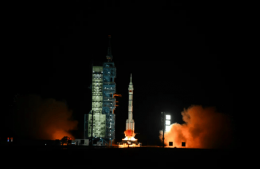 神舟十九号载人飞船返回任务因天气推迟 何时归来成悬念