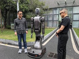 美的人形机器人“美罗”进厂打工 下半年将亮相零售门店当“导购”