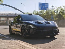 王腾入手小米SU7 Ultra碳纤维版 4.2万选配值不值？网友：颜值爆表！