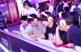 荣耀HUNTER游戏本亮相DreamHack 游戏玩家争相体验新旗舰