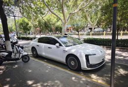 鸿蒙智行尊界S800纯白实车亮相 豪华配置引发热议即将发布