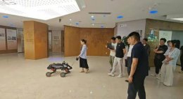 智元四足机器人成“室内导盲新助手” 精准引领视障人士直达8楼