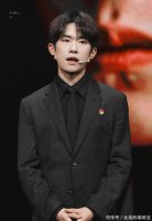 易烊千玺演讲反差萌拉满！正经发言藏幽默 网友直呼内娱演讲该卷起来了