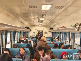 6元绿皮火车成武汉“顶流”！有人携茶具打卡 有人专程跨省体验