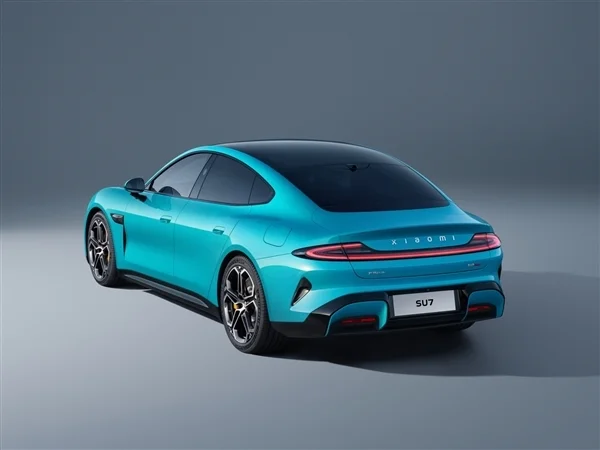 小米SU7改款配置大增 涨价万元上热搜!小米汽车客服回应