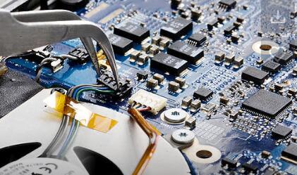 英伟达黄仁勋：AI发展依赖现有软件生态 取代软件论不合逻辑